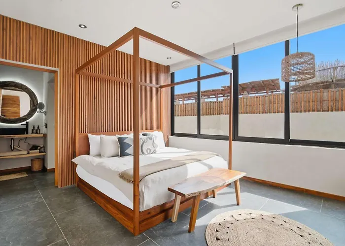 Penthouse With Rooftop Plunge Pool - Distant Ocean Apartment *