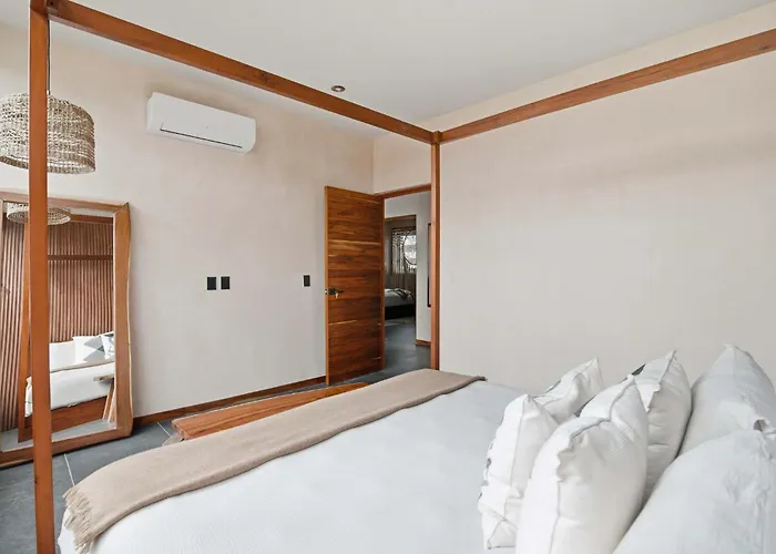 Penthouse With Rooftop Plunge Pool - Distant Ocean Apartment