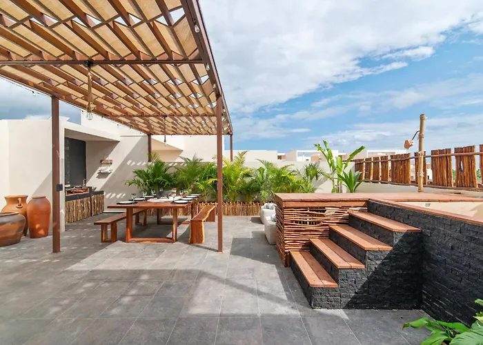Penthouse With Rooftop Plunge Pool - Distant Ocean Apartment *