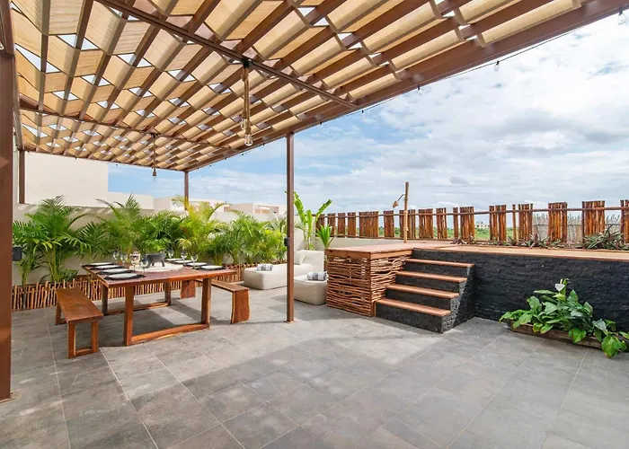 Penthouse With Rooftop Plunge Pool - Distant Ocean Apartment