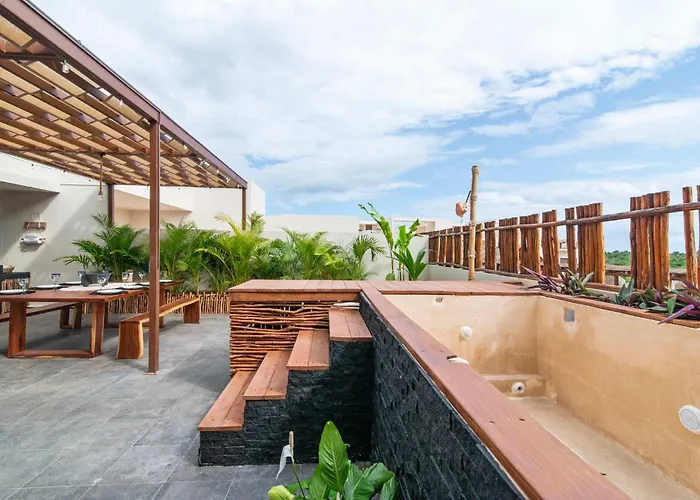 Penthouse With Rooftop Plunge Pool - Distant Ocean