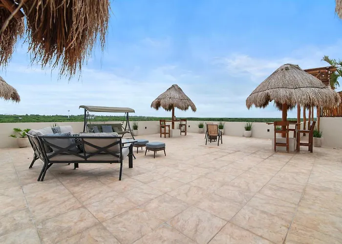 Penthouse With Rooftop Plunge Pool - Distant Ocean Apartment *